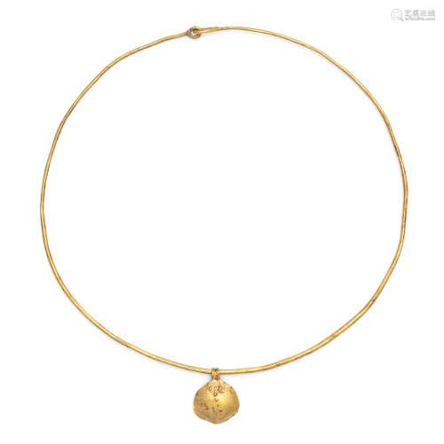 An Egyptian gold necklace with gold oyster shell pendant