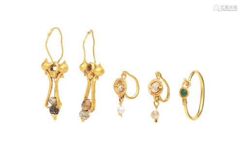 Two pairs of Roman gold earrings and a single Roman gold and glass earring 5