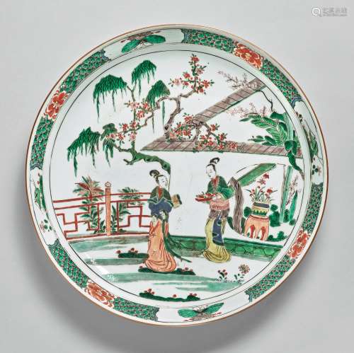 A LARGE CHINESE FAMILLE VERTE “FIGURAL” DISH, QING DYNASTY, KANGXI PERIOD