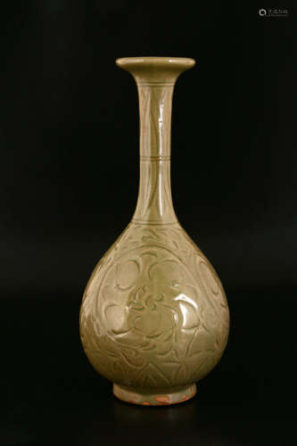 十八世纪 青釉花卉纹长颈瓶