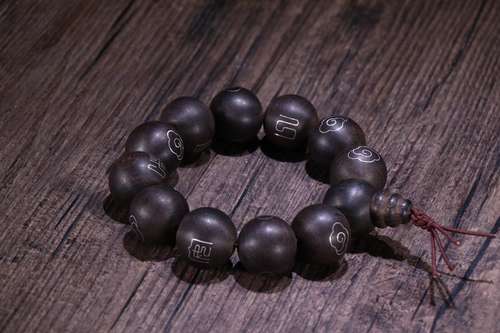 A Chinese Agarwood Bracelet