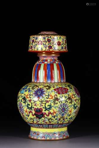 A Chinese Porcelain Enameled Flower Pattern Vase