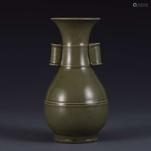 A Chinese Porcelain Bean Green Glaze Pierced-Ear Vase