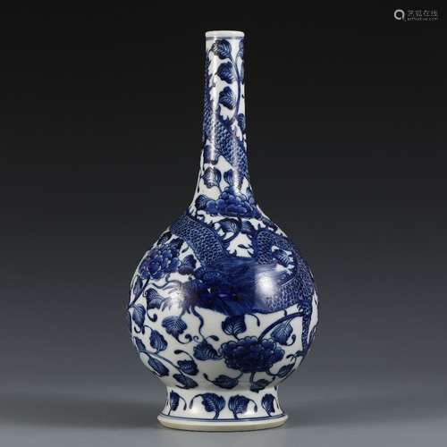 A Chinese Porcelain Blue&White Dragon Carved Vase