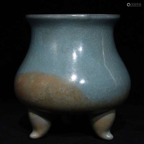 A Chinese Porcelain Ru Yao Ice Pattern Carved Censer