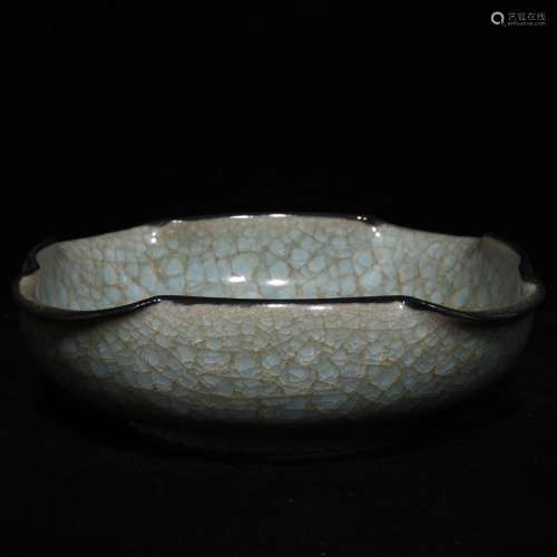 A Chinese Guan Porcelain Ice Pattern Flower Carved Washer