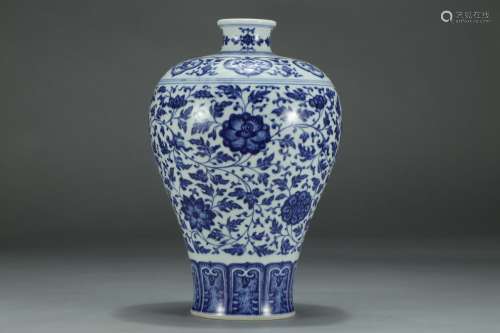 A Chinese Porcelain Blue&White Flower Pattern Carved Meiping Vase