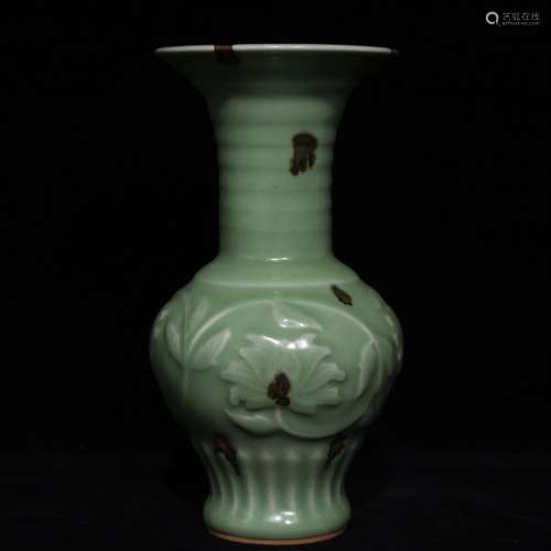 A Chinese Porcelain Longquan Yao Flower Scoop