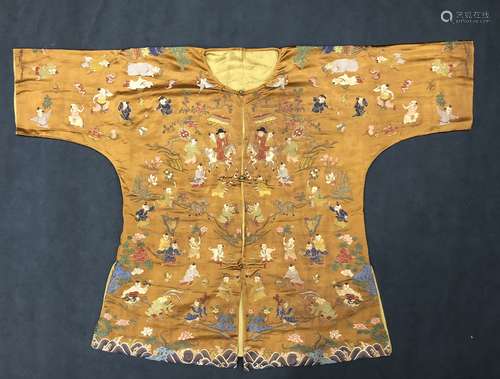 AN EMBROIDERED YELLOW DRAGON ROBE, MANGPAO