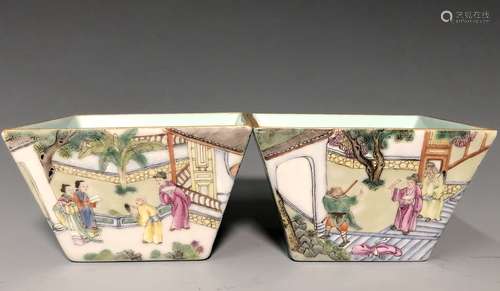 A PAIR OF SMALL FAMILLE ROSE FIGURAL SQUARE BOWL