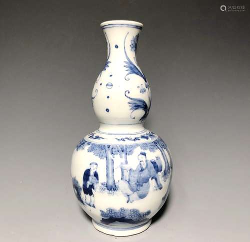 A BLUE AND WHITE DOUBLE GOURD VASE