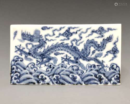 A BLUE AND WHITE DRAGON PAPER WEIGHT