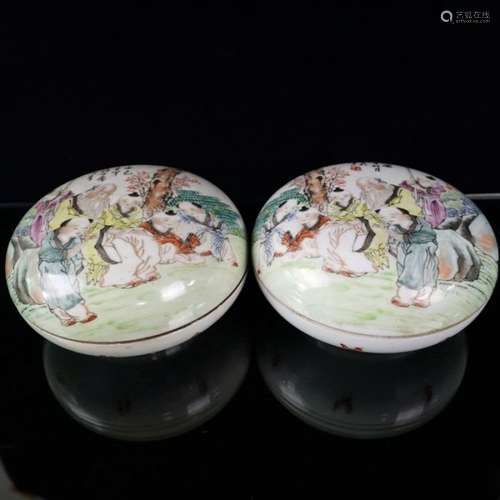 A Pair of Chinese Procelain Figure-Painting Boxes