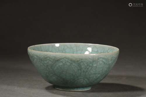 A Chinese Ru Kiln Ice-Crack Bowl