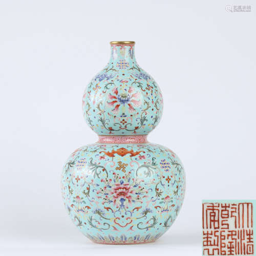 A Turquoise Ground Foliage Gourd-Shaped Porcelain Vase