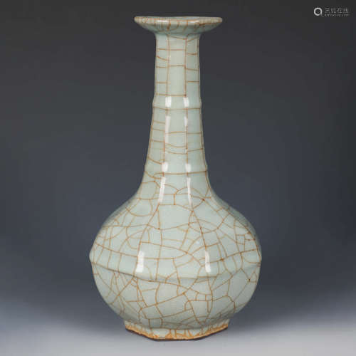 A Guan Kiln Octagonal Porcelain Vase