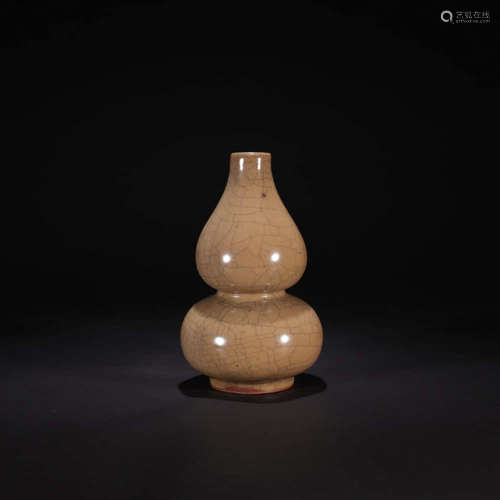 A Ge Kiln Porcelain Gourd-Shaped Vase