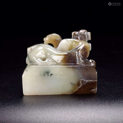 A Hetian Jade Carved Chi Dragon Handle Seal