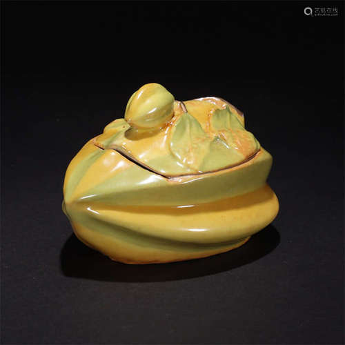 A Carambola-Shaped Porcelain Box With Cover