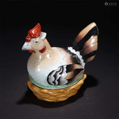 A Famille Verte Rooster Shaped Porcelain Box With Cover