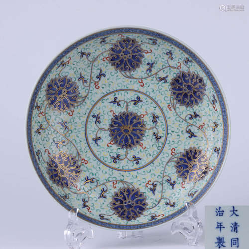 A Chinese Blue And White Gilt-Inlaid Interlocking Lotus Porcelain Plate