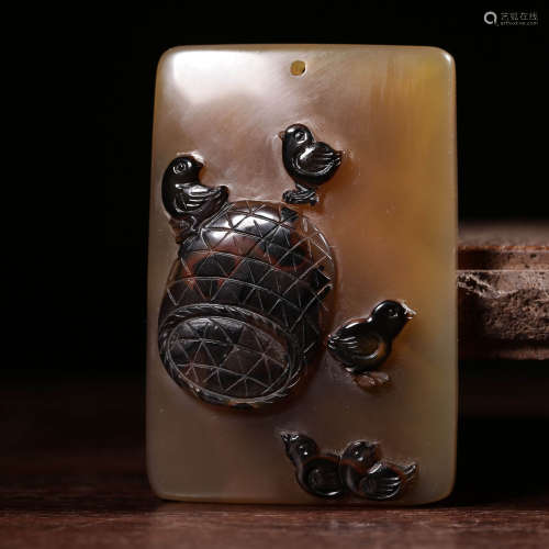 A Chinese Carved Agate Pendant