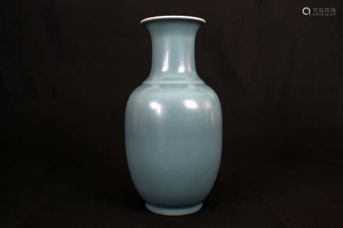 Shadow Celadon Porcelain Vase, Da Qing Yong Zheng Nian Zhi Mark