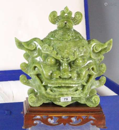 CHINE Vase couvert en pierre dure verte sculptée d…