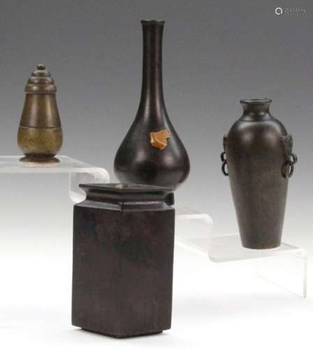Chine Réunion de trois vases en bronze et d'une bo…