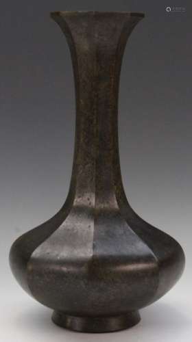 Japon XIXe Vase à pans en bronze Ht. 34 cm