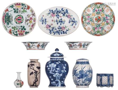 A various lot of Chinese items, i.E. Two famille r…