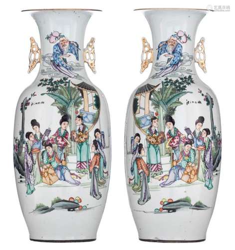 A pair of Chinese Qianjiang cai vases, decorated w…