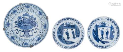 Three Chinese blue and white export porcelain dish…