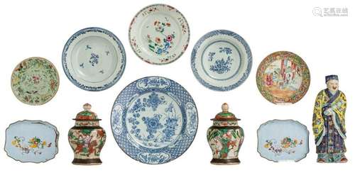 A various lot of Chinese items, i.E. A blue and wh…