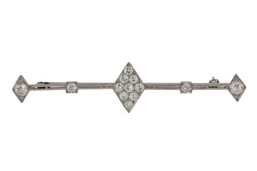 A diamond bar brooch, first half of the 20th century