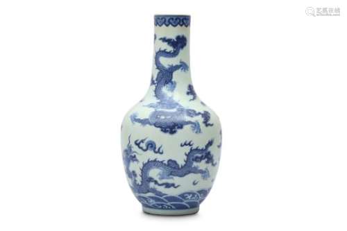 A CHINESE BLUE AND WHITE 'DRAGON' VASE.