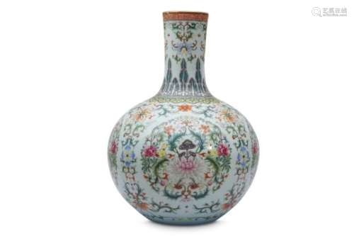 A LARGE CHINESE FAMILLE ROSE VASE, TIANQIUPING.