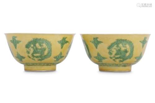 A PAIR OF CHINESE YELLOW AND GREEN-GLAZED 'DRAGON' BOWLS.
