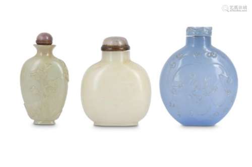 TWO CHINESE WHITE JADE SNUFF BOTTLES.