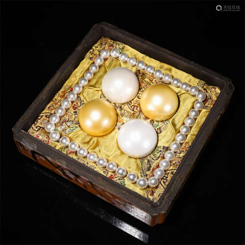 A Chaozhu set with gild box
