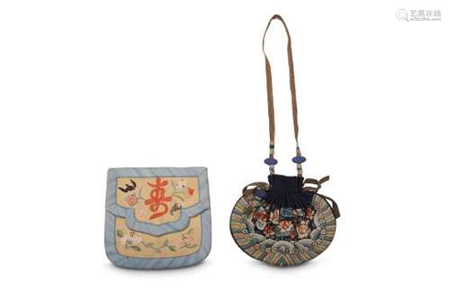 A CHINESE EMBROIDERED SNUFF BOTTLE POUCH.