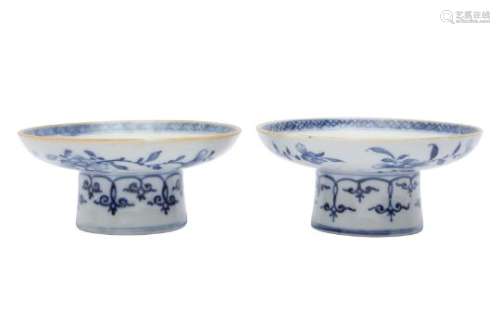 A PAIR OF CHINESE BLUE AND WHITE CUP STANDS.