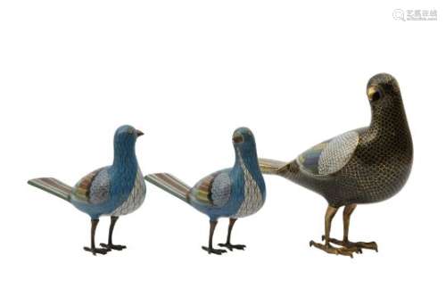 THREE CHINESE CLOISONNÉ ENAMEL BIRDS.