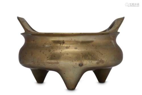 A LARGE CHINESE BRONZE INCENSE BURNER.