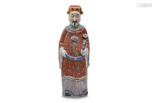 A CHINESE FAMILLE ROSE FIGURE OF AN OFFICIAL.