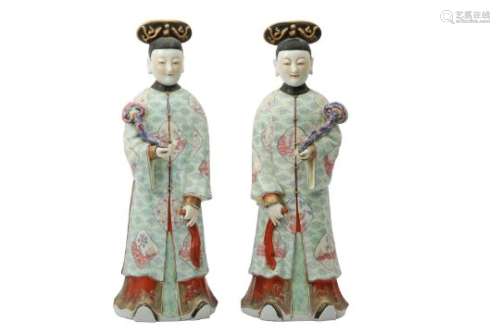 A PAIR OF CHINESE FAMILLE ROSE FIGURES OF LADIES.