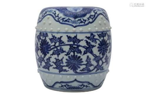 A CHINESE BLUE AND WHITE MINIATURE GARDEN SEAT.