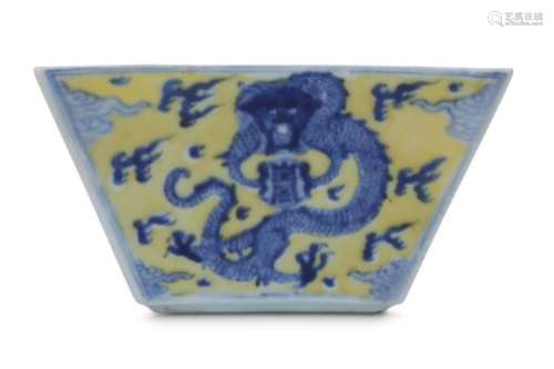 A CHINESE BLUE AND WHITE SQUARE-SECTION 'DRAGON' BOWL.