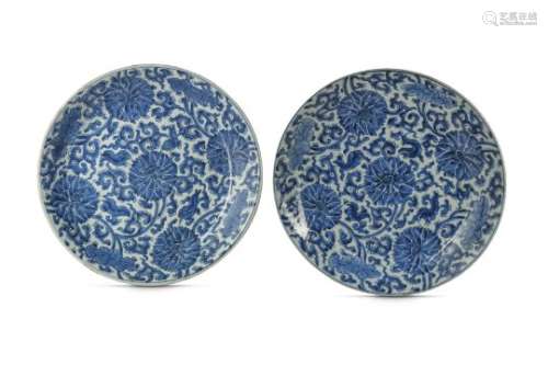 A PAIR OF CHINESE BLUE AND WHITE 'LOTUS' CHARGERS.