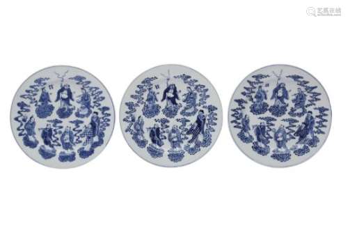 A SET OF THREE CHINESE BLUE AND WHITE 'IMMORTALS' DISHES.